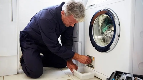 چرا ماشین لباسشویی آب را تخلیه نمی‌کند؟ علت‌ها و راهکارهای رفع مشکل چیست؟